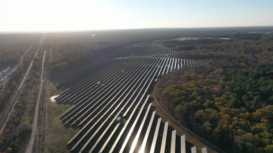 De drone-luchtfotografie van de zonne-energiecentrale is zo spectaculair!